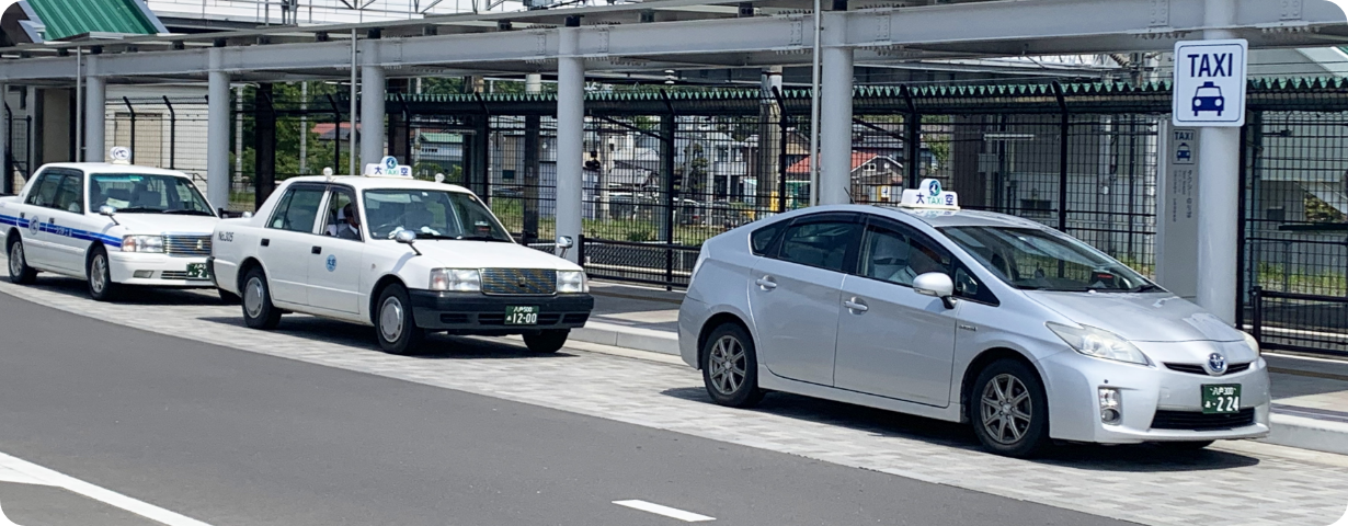 三沢駅に佇むタクシー