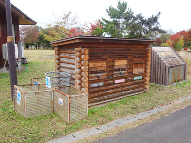 ゴミ集積所と炭捨て場